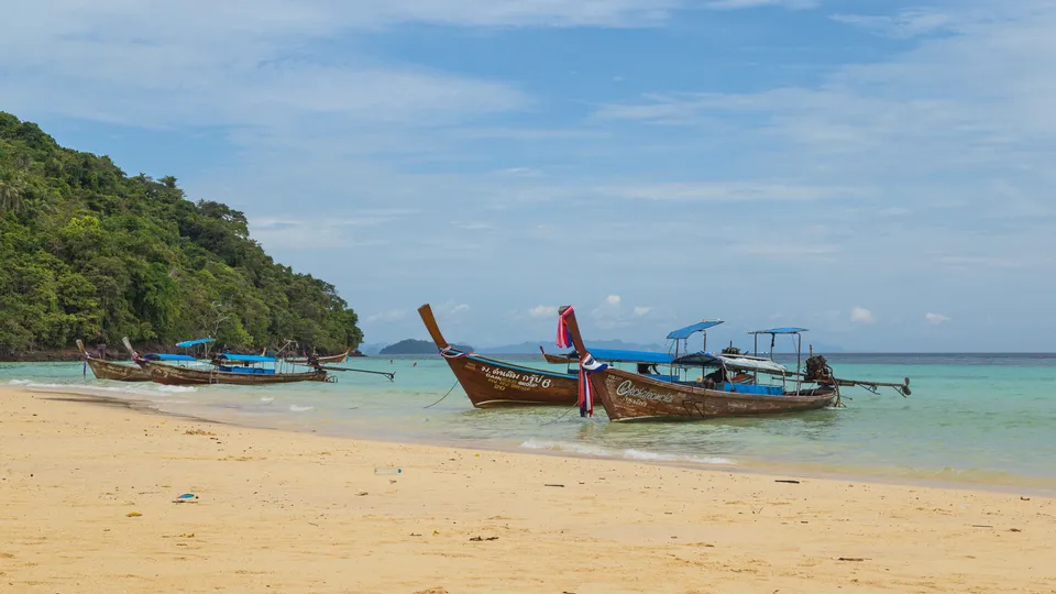 Long-tail boats close to the shore at Loh Moo Dee Beach on Ko Phi Phi Don